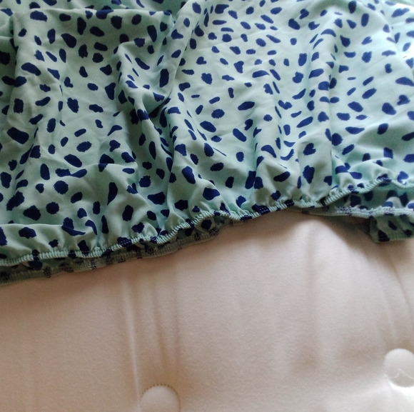 I am selling a patterned blouse top - Picture 4 of 6